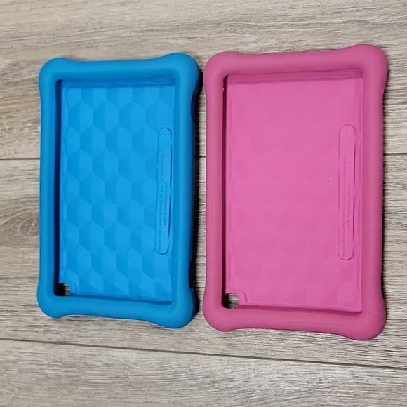 Amazon Fire Tablet with 2 Cases and a Headrest Holder - Picture 7 of 10